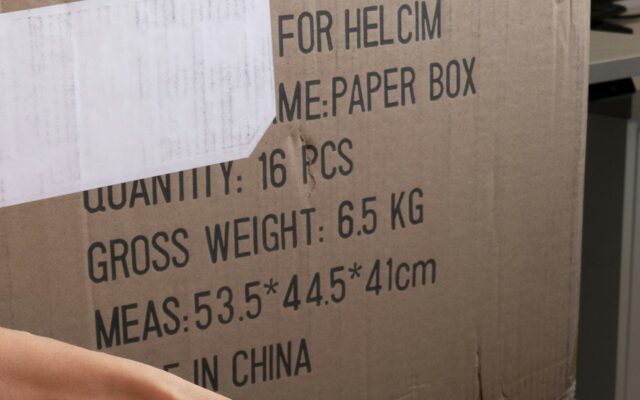 QUANTITY, GROSS WEIGHT, MEAS 표기가 인쇄된 골판지 수출 박스