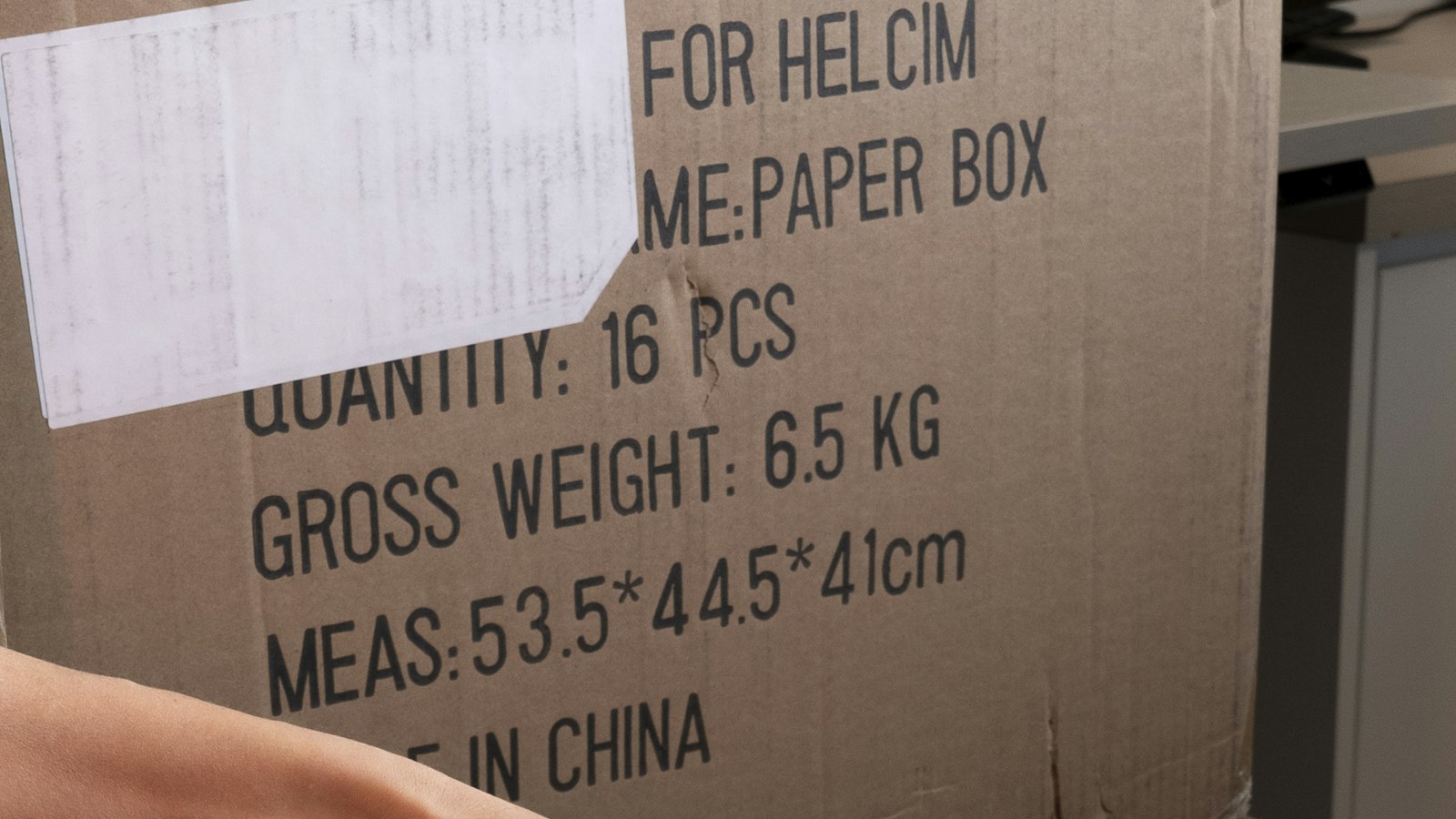 QUANTITY, GROSS WEIGHT, MEAS 표기가 인쇄된 골판지 수출 박스